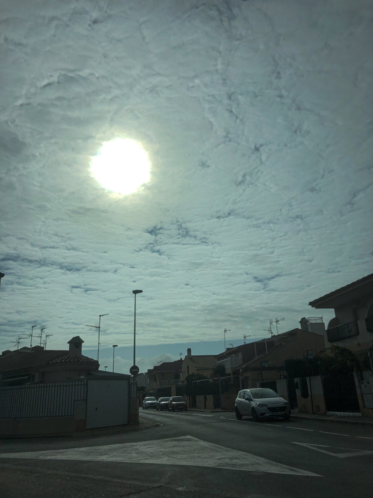 papilla de nubes
Foto realizada dentro de un coche a través de los cristales tintados que sirvieron de filtro. 
