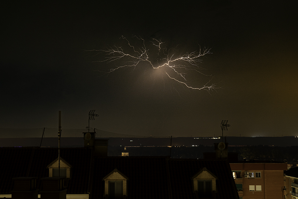 Misma tormenta de junio, dio para mucho, el rayo parecía una tela de araña.
