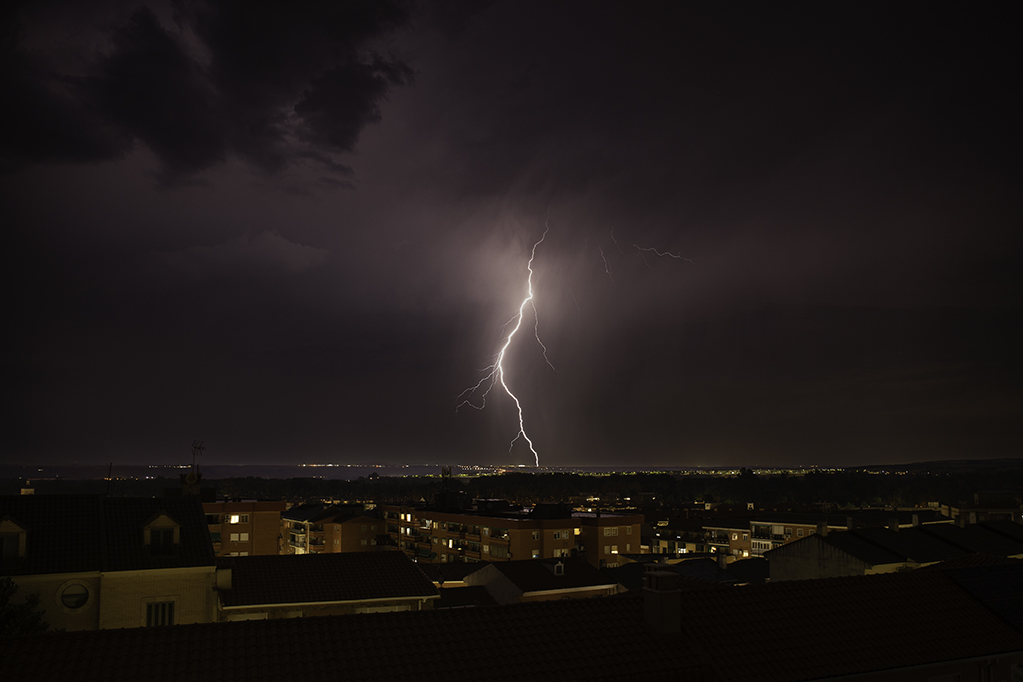 Noche de tormenta, se encontraba lejana y desde la ventana decidí ponerme a capturar. Foto con 8¨de captura.
