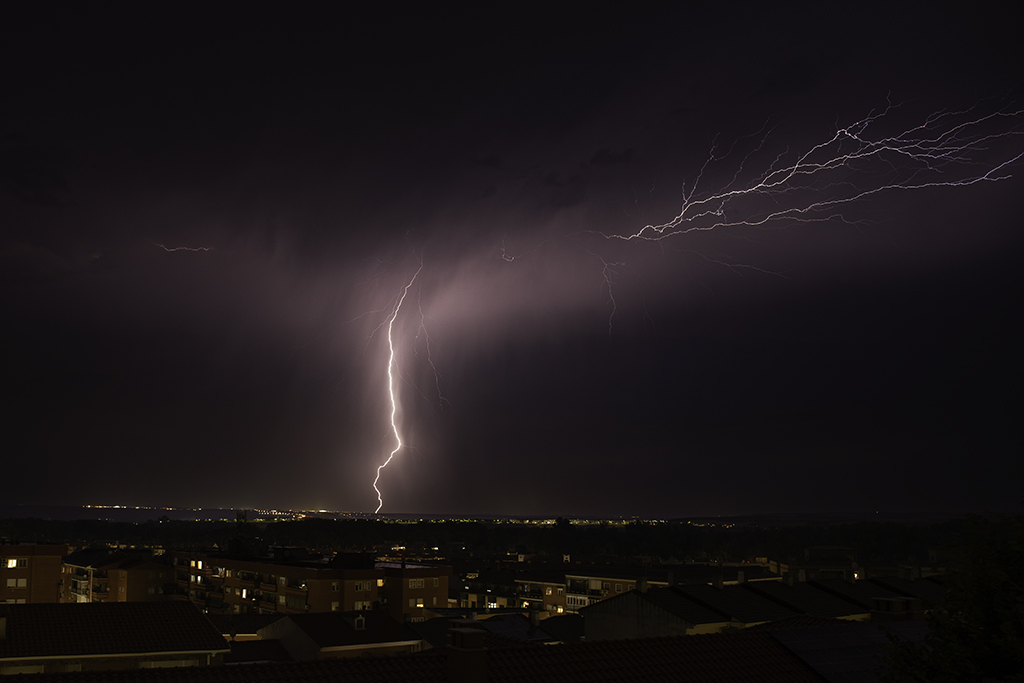 Misma tormenta que las anteriores fotografías. el rayo cayó en dos direcciones.
