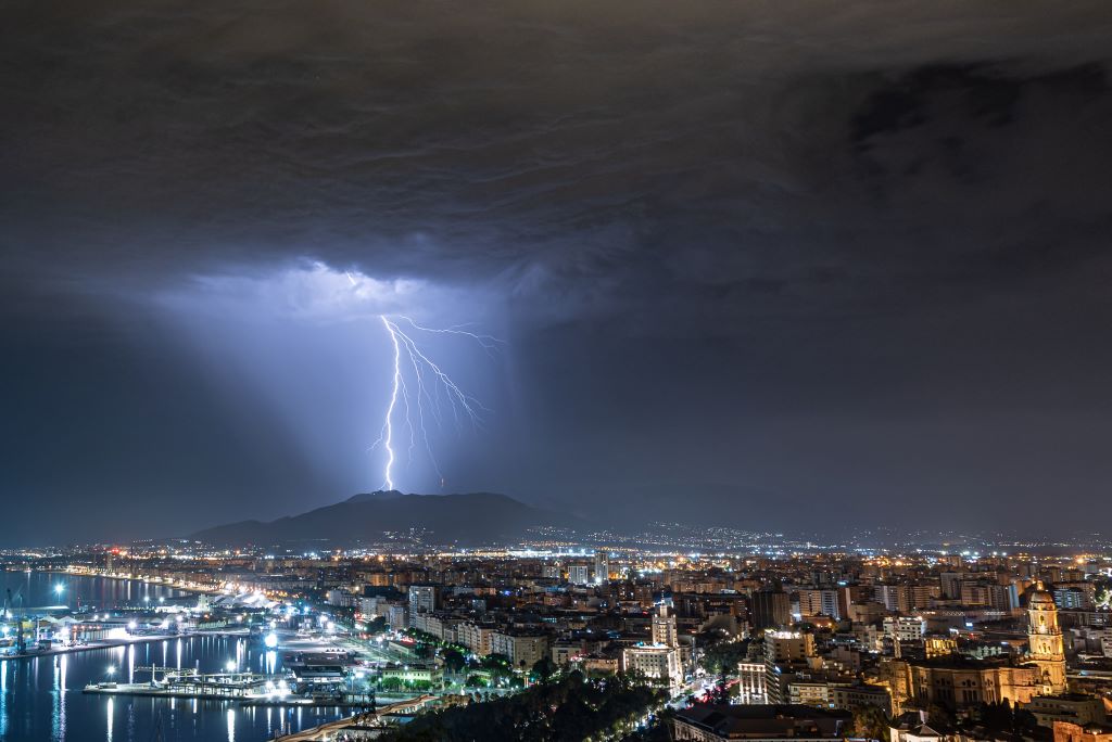 Este rayo fue el único que vi a tierra en toda la noche en la capital. La meteo es muy bonita cuando se comparte y este mismo rayo lo cazó mi amigo Cristóbal desde Mijas, justo detrás de la sierra que se ve, es interesante ver el mismo momento desde otro punto de vista.
