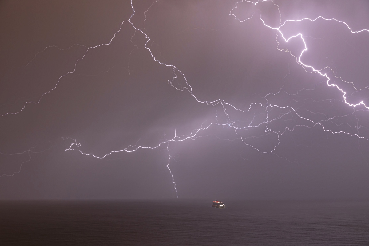 Ves en plena tormenta, en la lejanía, ese barco y piensas que en la inmensidad del mar ante semejante situación la sensación de soledad debe ser proporcional a la valentía. 
