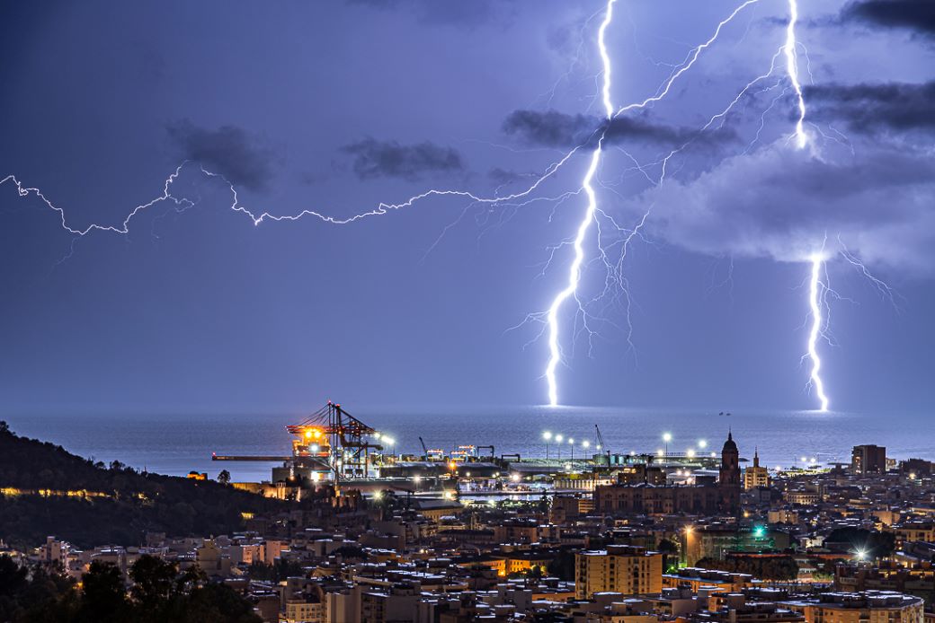 Y una vez que la tormenta termine, no recordarás como lo lograste, como sobreviviste. Ni siquiera estarás seguro si la tormenta ha pasado realmente. Pero una cosa si es segura. Cuando salgas de esa tormenta , no serás la misma persona que entró en ella. De eso se trata esta tormenta. (H. Murakami)
Realmente creo que ninguno sale igual de las tormentas que transita, sean las que sean..., era la cita perfecta para describir esta imagen. Probablemente debería hacer otro tipo de descripción, mas acorde a este concurso, pero lo que me mueve es tan emocional que no me salen otras letras.
