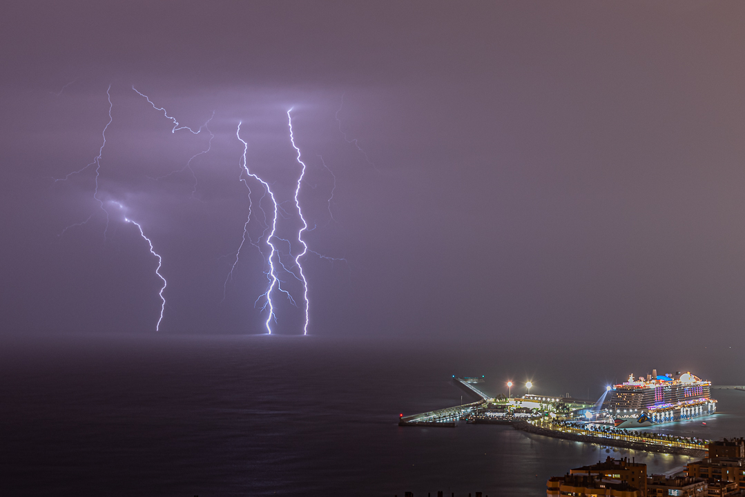 La generosidad con la que la vida te devuelve las cosas es indescriptible. De pequeña, hace ya taitantos, mis padres hicieron que me apasionara las tormentas, ellos dejaron de disfrutarlas por mucho tiempo, ahora que son mayores, y muy capaces, se visten de gala con el mejor chandal que tienen y me acompañan, de nuevo quieren volver a disfrutar de lo que les gusta. Esto, en familia, se vive mejor. En cuestiones de "tiempo", con ellos, no hay tiempo...
