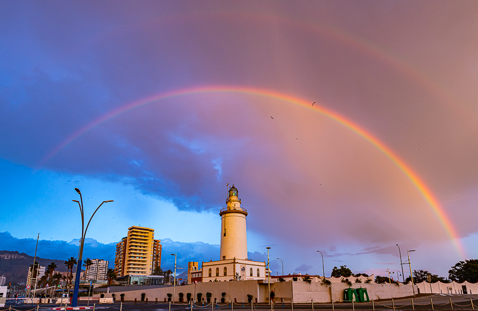 Mi farola, como si fuera propietaria. La están dejando caer en el olvido, pero el día de Reyes cobró protagonismo, y aunque no la quieran tener iluminada el cielo se encarga de darle el lugar que merece. 
