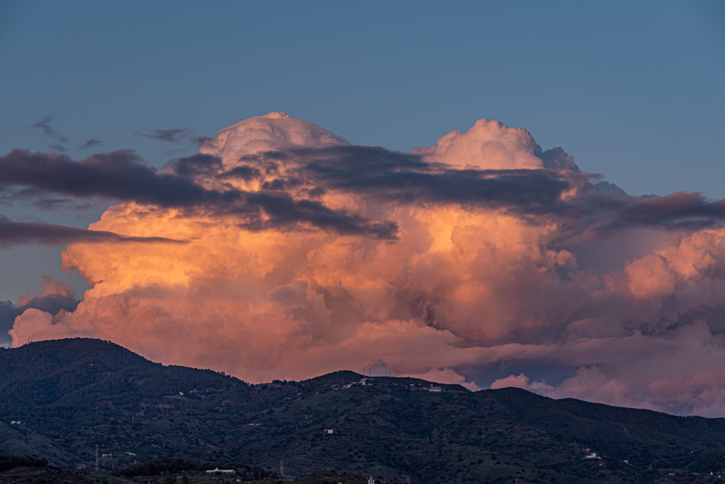 La sutileza del pileus me gusto. Disfrutando de estos cumulonimbus al atardecer.
