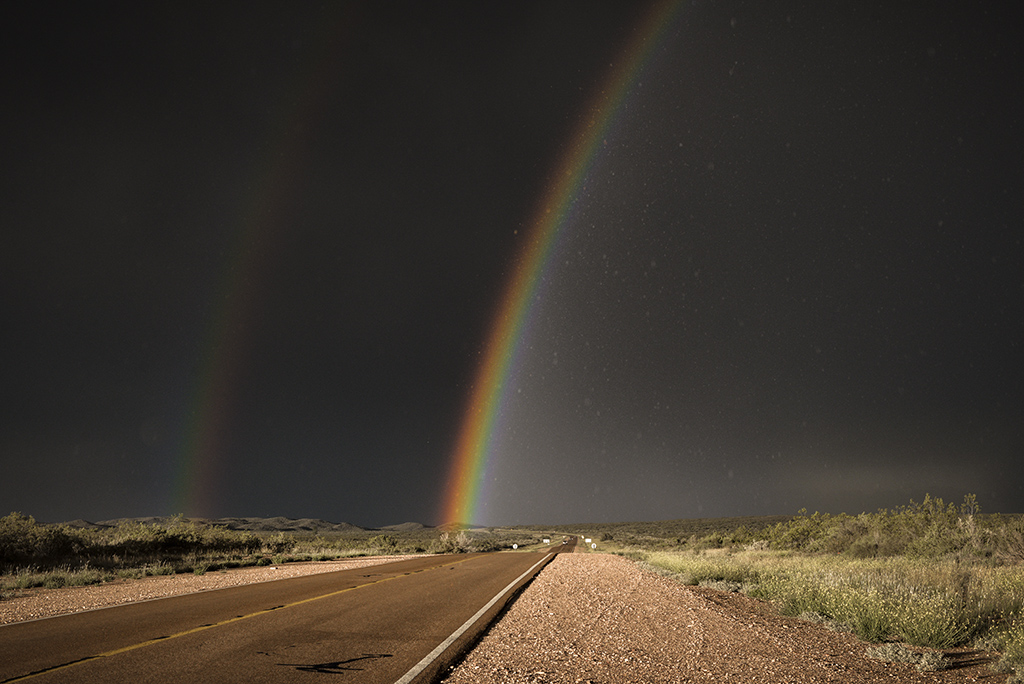 Arcoíris doble
"Arcoiris sobre fondo tormenta"

Un arcoiris nos persigue sobre el fondo de la tormenta, siendo que atrás está muy despejado en la ruta El Nihuil-San Rafael, en Mendoza, Argentina.
