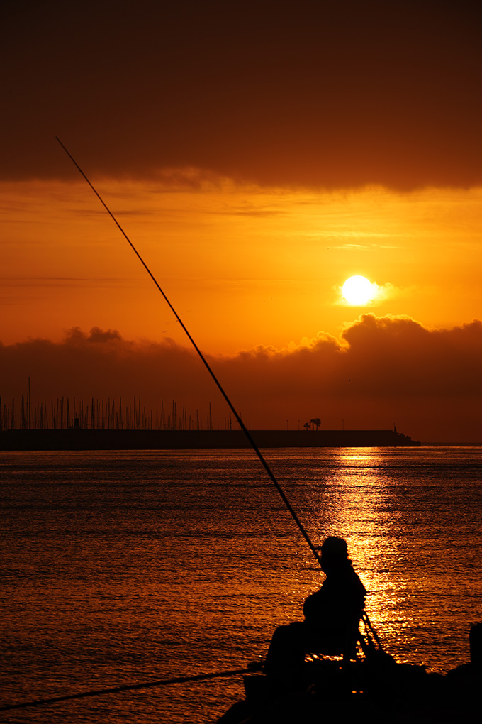 El pescador
El silencio y la soledad del pescador contrastada, por un amanecer precioso en el que las nubes estan pegadas al mar, y el reflejo del sol. resalta la silueta del pescador-
