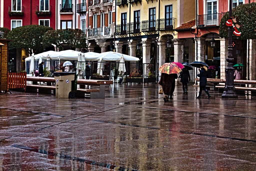 Preludio a la granizada
Paza Mayor en Burgos, lluvia muy fría y la gente temerosa por la pandemia.
