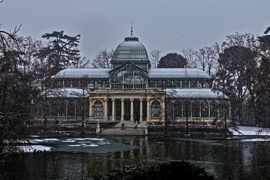 El Palacio de cristal y nieve
Madrid, Parque el Retiro, el Palacio de Cristal, con su lago congelado ysus techos nevados.
