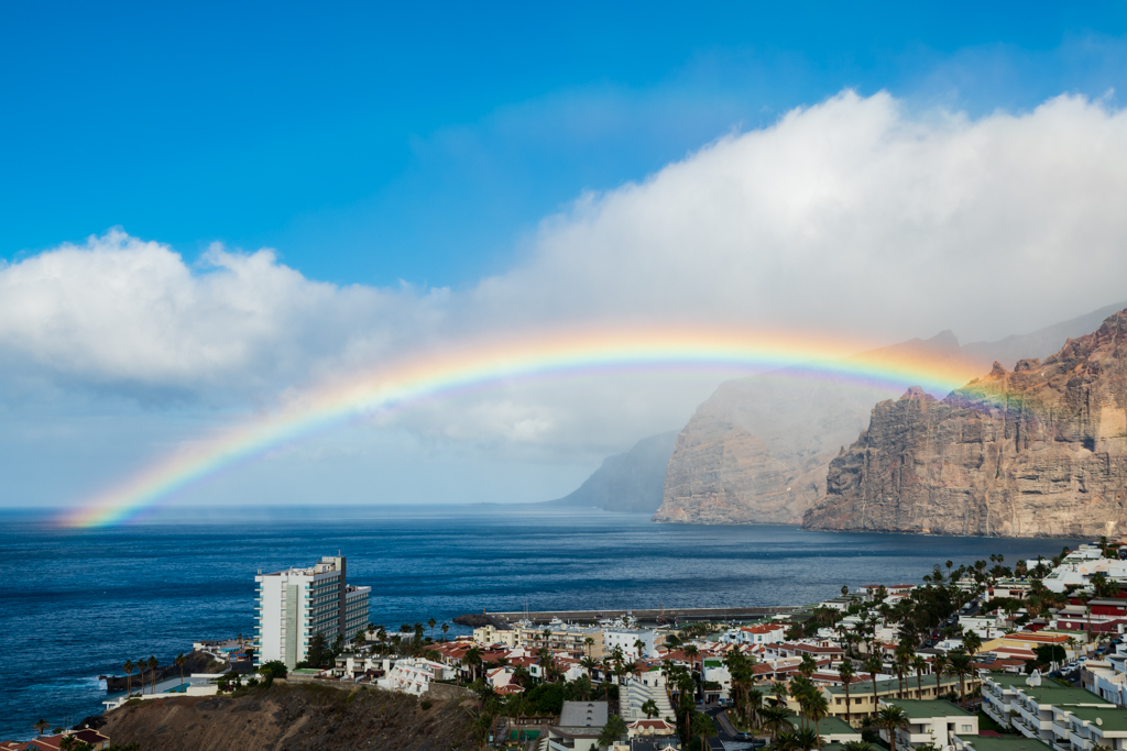 Colorido
Bonita combinación entre el mar, arco iris, nubes y las murallas de Los Acantilados de Los Gigantes.
