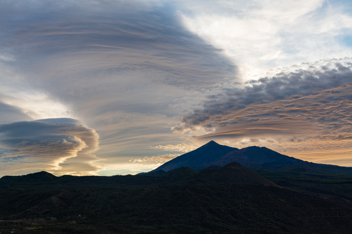 Es poco habitual presenciar esta conjunción de varios tipos de nubes con sus formas tan caprichosas sobre el Teide.
