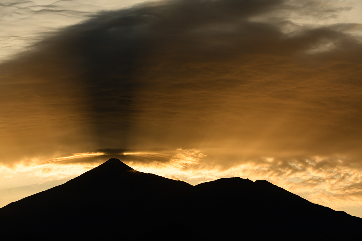 Estos rayos sobre el Teide al amanecer pueden ser el aviso de que algo va a suceder.
