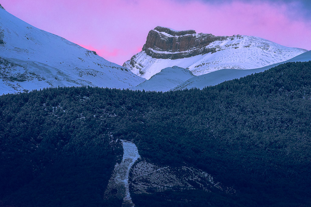 Peña Retona
Vista de la majestuosa Peña Retona desde el alto de Borau en un frío día de invierno.
Álbumes del atlas: paisaje_nevado