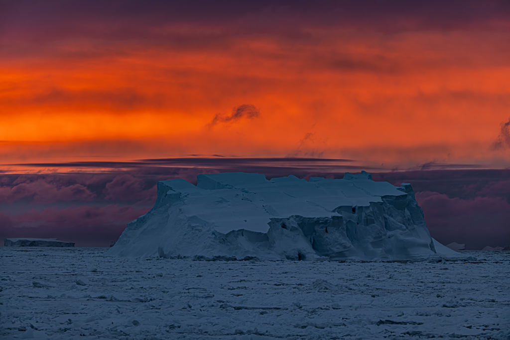 Durante una navegación que realicé de circunnavegación a la antártica, me encontraba en los preparativos de lanzar un radiosonda, cuando el cielo comenzó a cambiar de color y se transformó en una verdadera pintura que acompañaba unos hielos marinos y iceberg a la deriva.
