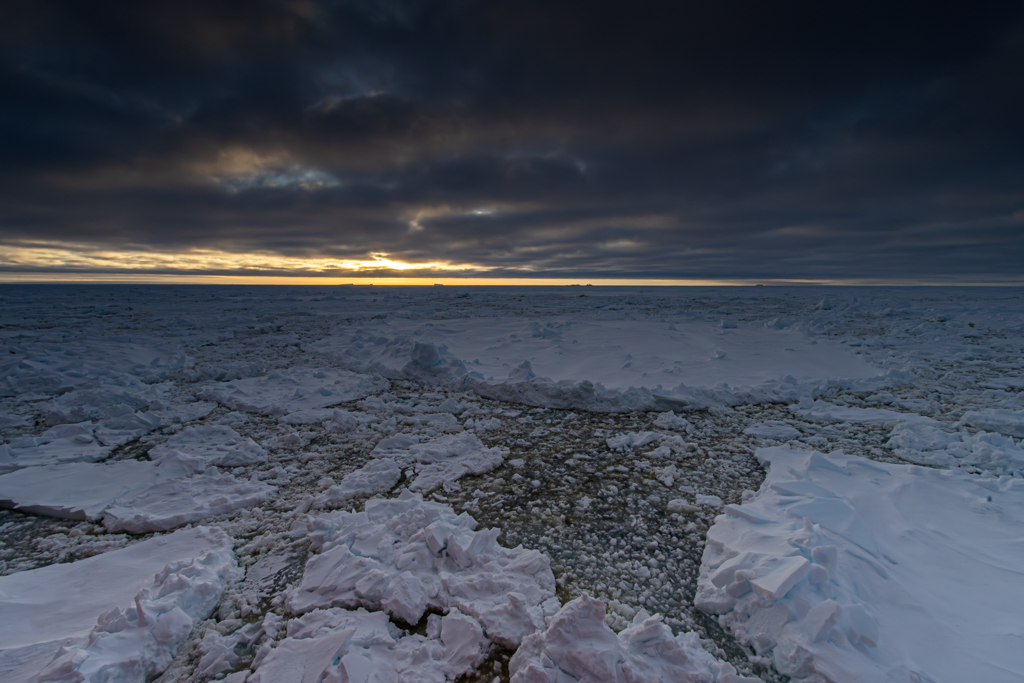 Durante una navegación que realicé de circunnavegación a la antártica, me encontré con este  atardecer, que acompañado con el hielo marino, lograban hacer una combinación perfecta.
