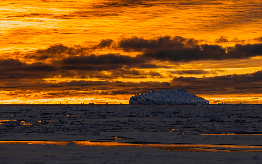 Durante una navegación que realicé de circunnavegación a la antártica, me encontré con este bello atardecer, dejando las nubes totalmente doradas, donde se lograba reflejar algo en el mar y lo acompañaba ese blanco del hielo marino y iceberg
