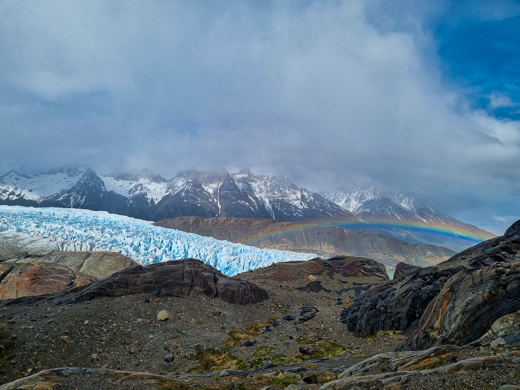 Arcoiris y Glaciar Grey, mostrando un verdadero tesoro.
Después de una larga caminata por el valle Oeste del Glaciar Grey, me doy cuenta que había una gran arcoíris justo tocando el glaciar....un verdadero tesoro se encontraba ahí 
