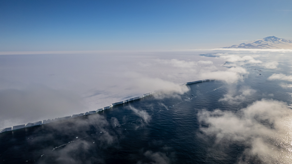 Durante una navegación que realicé de circunnavegación a la antártica, me encontraba en uno de los puntos mas al sur que uno puede llegar en un barco. En la imagen se aprecian unas nubes bajas que se dirigen hacia esa gran plataforma de hielo, todo esto previo a un lanzamiento de un radiosonda
