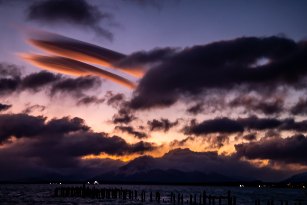 Costanera de Puerto Natales, con unas nubes lenticulares 
Durante una caminata por el sector de Puerto natales, logré divisar que atrás de una nubes bajas, se veían una nubes lenticulares duplicatus, que con el atardecer resaltaban entre las otras del sector
