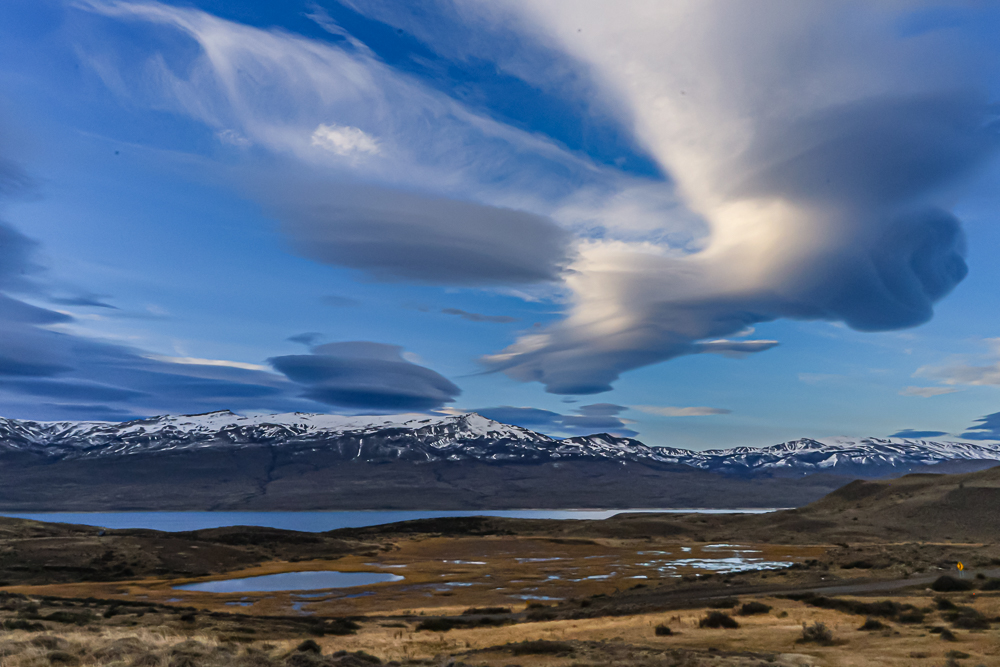 Durante una caminata por el parque nacional Torres del Paine, me encuentro con una gran cantidad de nubes lenticulares que adornan le paisaje
