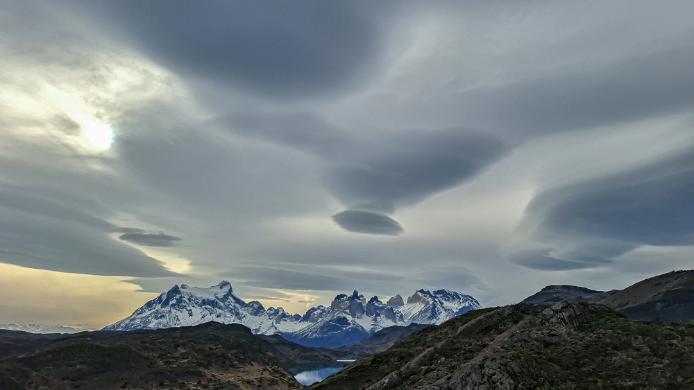 Durante una caminata por uno de los senderos del parque, me encuentro con muchas nubes lenticulares que están cercanas a las torres.
