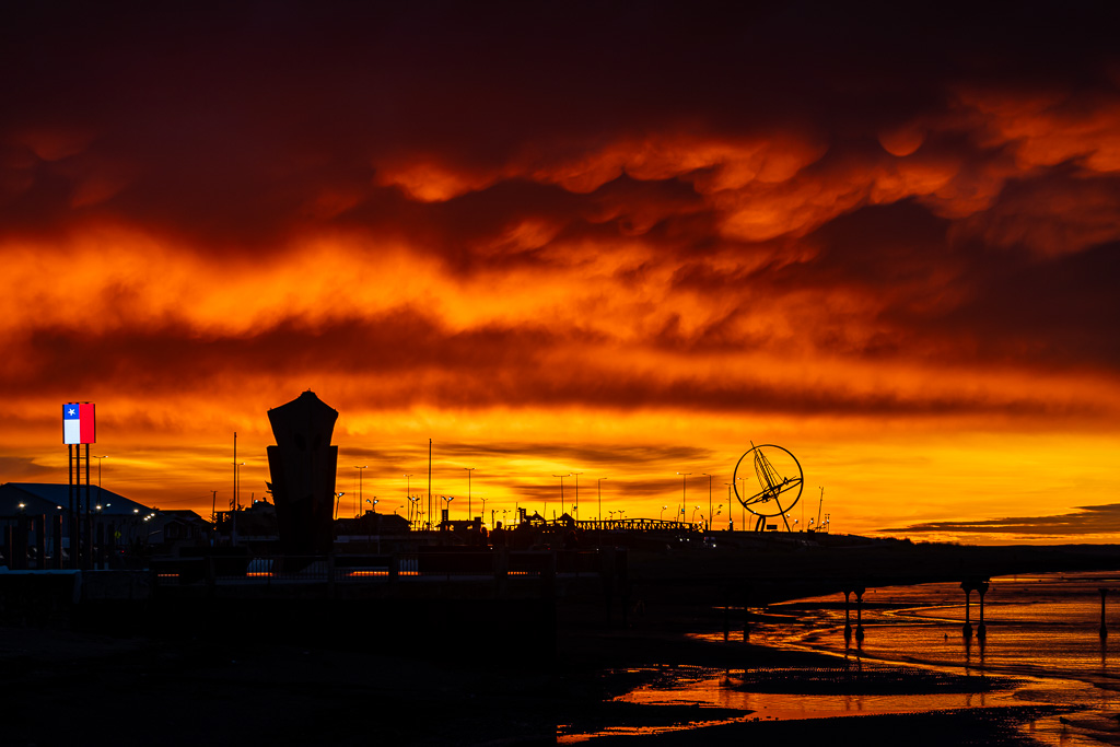 Amanecer en Punta Arenas con algunas nubes mammatus
Durante un amanecer en Punta Arenas, aparecieron unas difusas nubes mammatus que acompañaron el cielo con tonalidades anaranjadas
