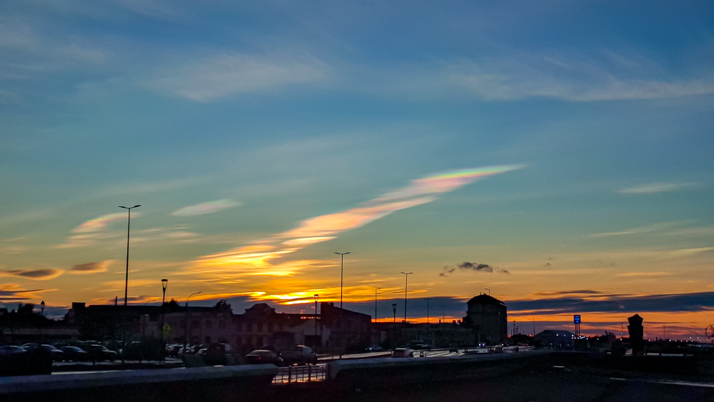 Durante un amanecer en Punta Arenas, logro avistar que comienzan a formarse algunas nubes estratosféricas polares de hielo, las cuales se mantuvieron visibles por varios minutos
