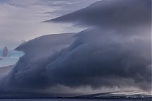 Grandes nubes sobre las islas shetland del sur (antártica)