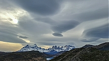 Nubes_lenticulares_sobre_las_torres_del_paine.jpg