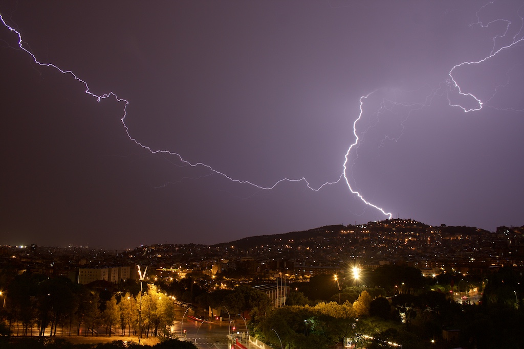 Tormenta vespertina en Barcelona
Imagen de una de las múltiples descargas eléctricas durante la tormenta del pasado 31 de julio en Barcelona y alrededores.
Álbumes del atlas: zfv21