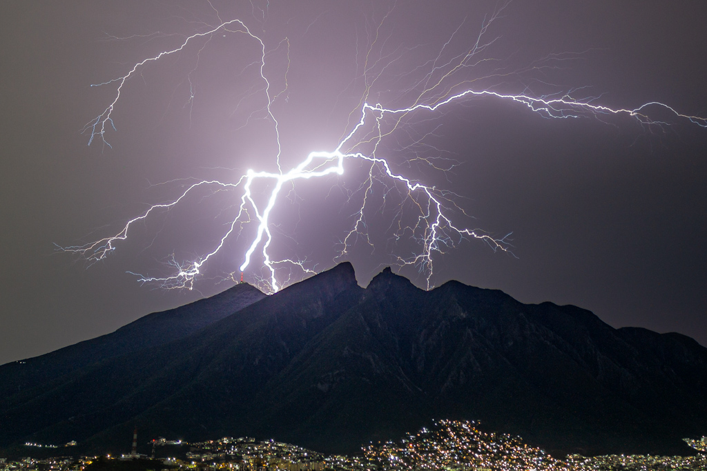 El Guardián de Monterrey
Foto del Cerro de La Silla en Monterrey Nuevo Leon durante una tormenta eléctrica.
Álbumes del atlas: zfv21 z_top10trim_rys rayos