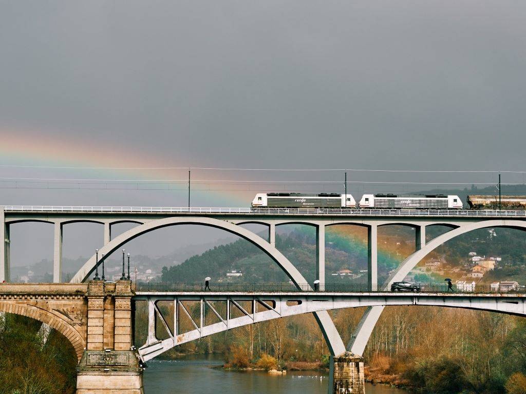 Arcoíris
Día de sol y lluvia, el arcoíris hace su presencia en dos de los puentes de la ciudad de Ourense.
