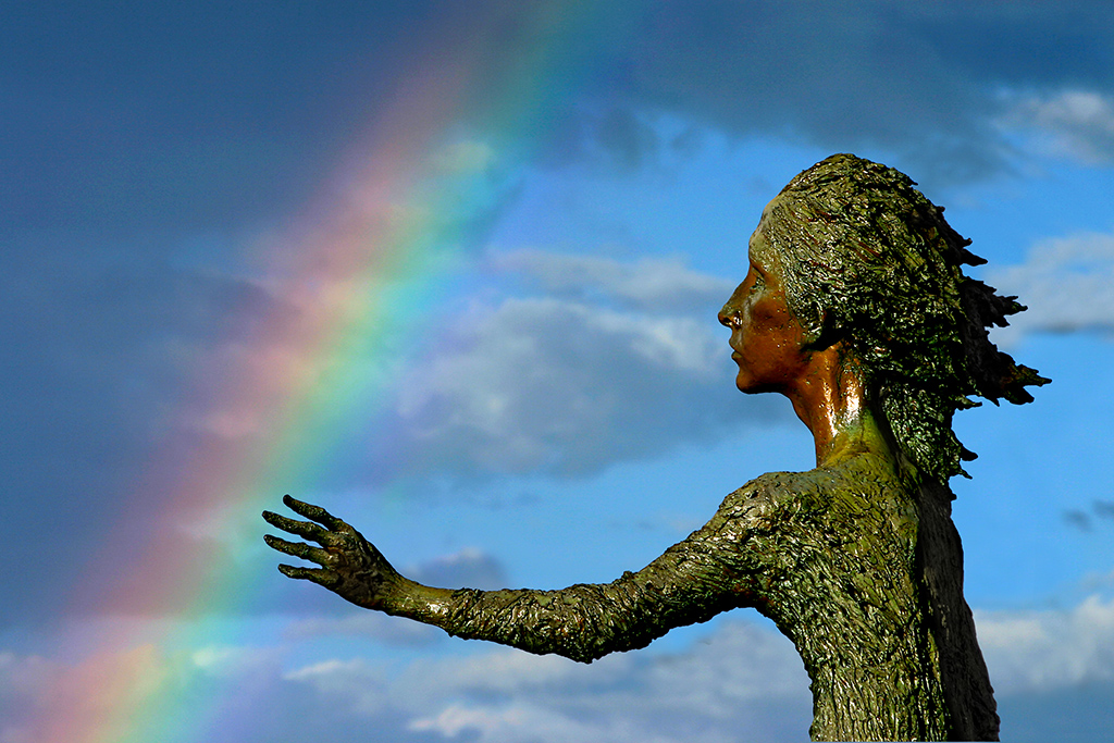 Acariciando el arco iris
Después de una lluviosa mañana el cielo nos regaló un efímero pero espectacular arco iris que encuadré con una de las esculturas más bonitas y emotivas de Gijón."la madre del emigrante"
