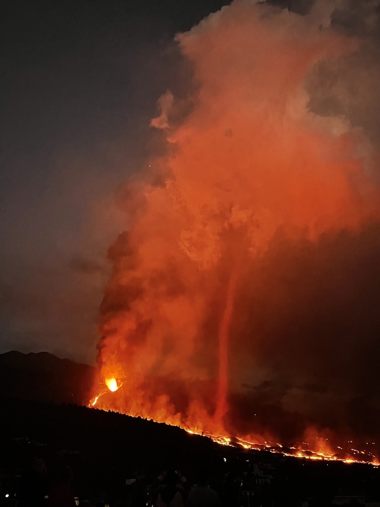 Tolvanera volcánica
El calor de las coladas generando inestabilidad
Álbumes del atlas: zfo21 z_top10trim_mtrs