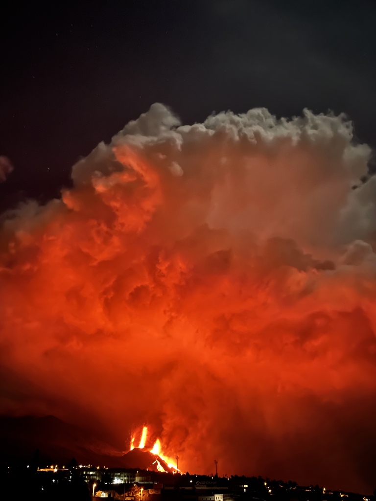 Vapor de Lava
Imponente Cumulo generado por el vapor de un Volcán desatado.
