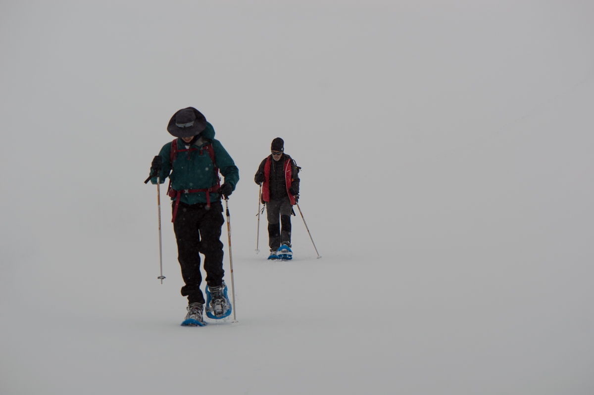 Durante una ascensión en los Alpes nos sorprendió una nevada y su respectiva nube que convirtió todo a nuestro alrededor en un manto blanco, liso, sin relieves, que se extendía desde nuestros pies hasta el cielo.
