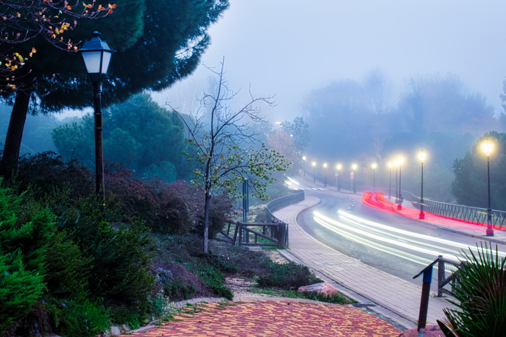 Despertar con niebla.
Estelas de vehículos circulando por una calle de Arroyomolinos (Madrid), en una mañana de persistente niebla otoñal.
Álbumes del atlas: aaa_atlas