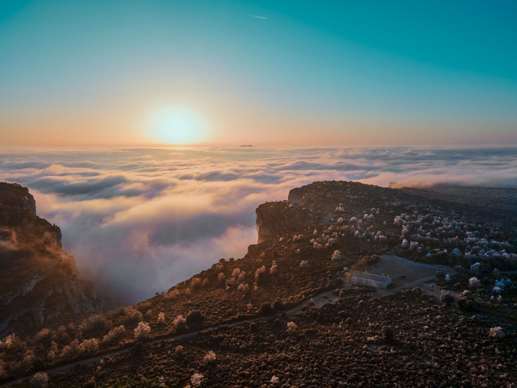 amanece en lokiz
foto tomada con dron de una bonito amanecer en el cual se puede ver la ermita de santiago de lokiz situado en la sierra de lokiz (navarra) con un increíble mar de nubes 
