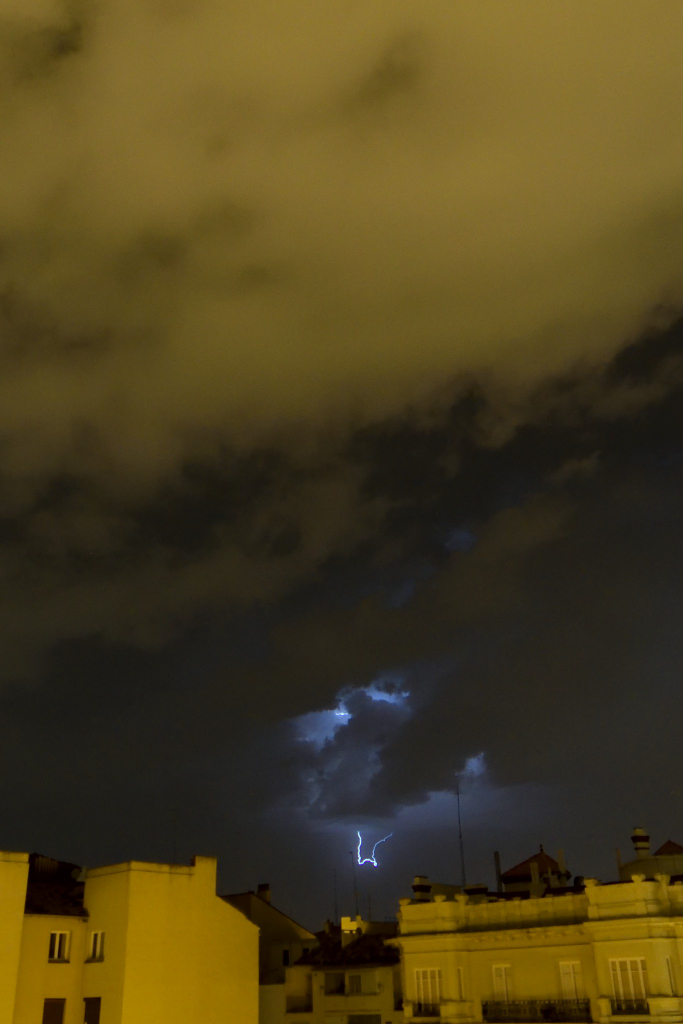 Relámpago
Relámpago saliendo de y volviendo a una nube en una noche con intensa tormenta eléctrica sobre Zaragoza.
