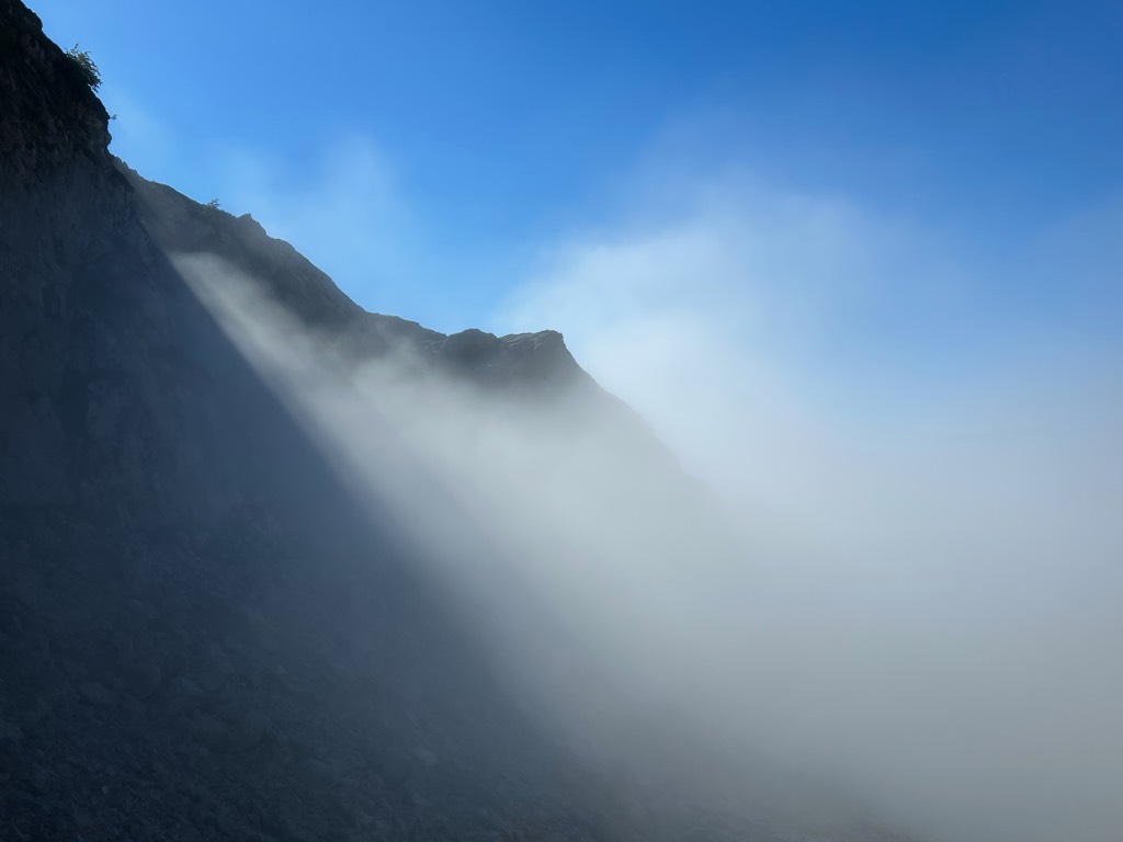 Cañón de luz-Parque Nacional de Picos de Europa
Maravilloso momento en que un cañón de luz se filtra entre la cornisa.
