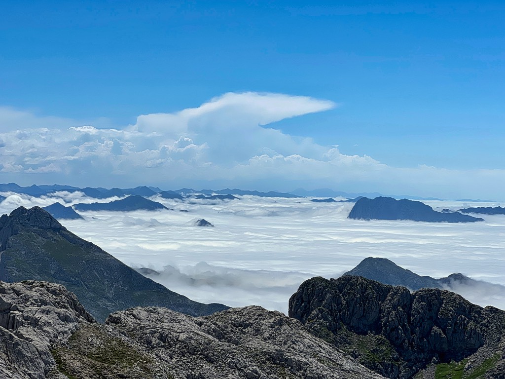 Mar de nubes y yunque
Extenso mar de nubes con nubes de desarrollo al fondo y un gran yunque, observado desde Picos de Europa zona de León.
