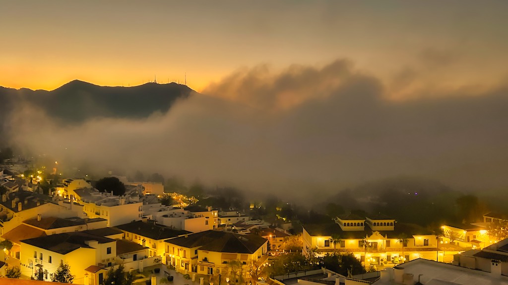 Las típicas nieblas de advección muy frecuentes en primavera y verano en zonas de la Costa del Sol, conocidads popularmente como Taró.
