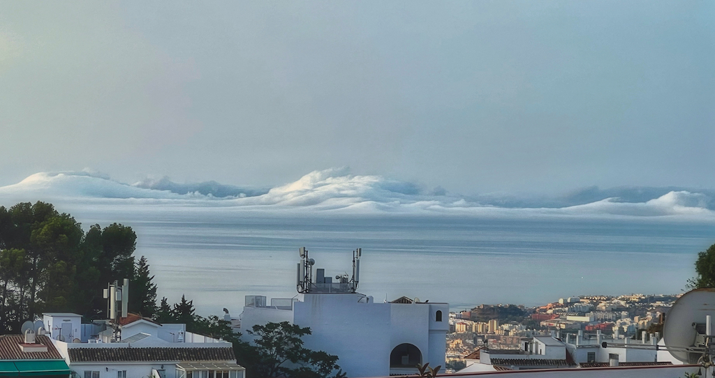 Nieblas de advección o taró, formando una especie de olas mar adentro frente a las costas malagueñas, algo difícil de observar.
