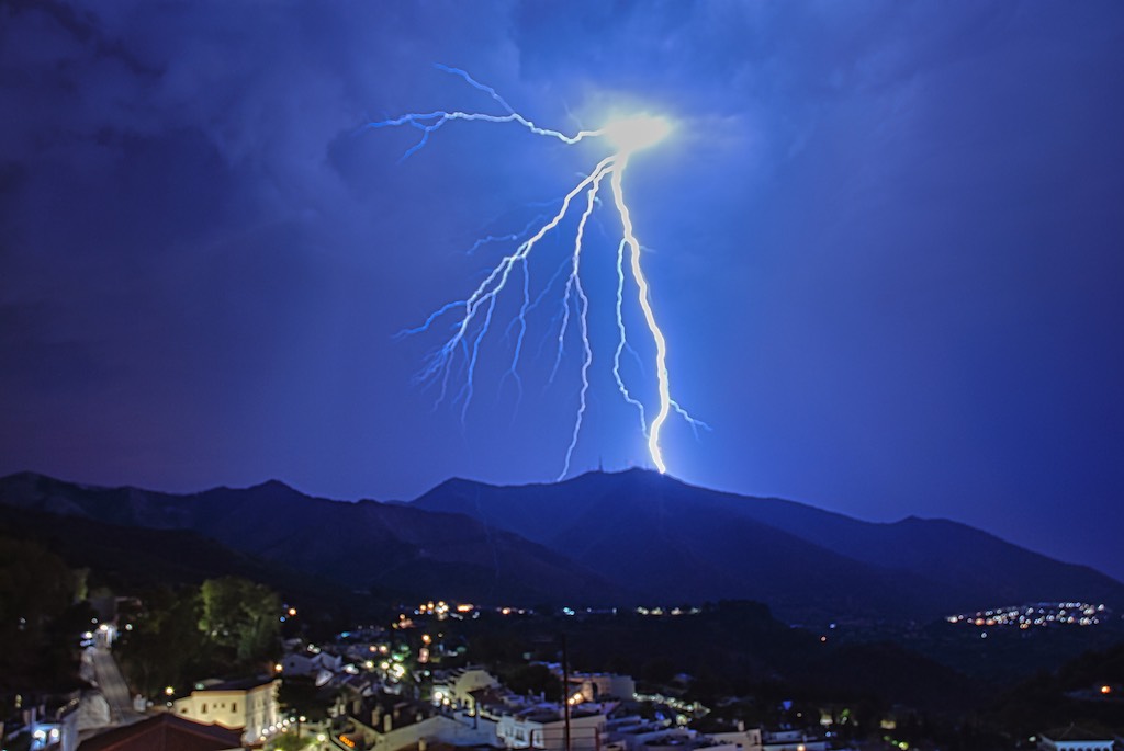 Tormenta eléctrica procedente del Mar de Alborán, gran aparato eléctrico, la mayoría de los rayos fueron de nube a nube, de los pocos que impactaron a tierra, tuve la suerte de capturar este, el cual impacta en una gran antena de TV, situada a unos 960m en la zona conocida como Cerro Castillejos al este de Sierra Mijas.
