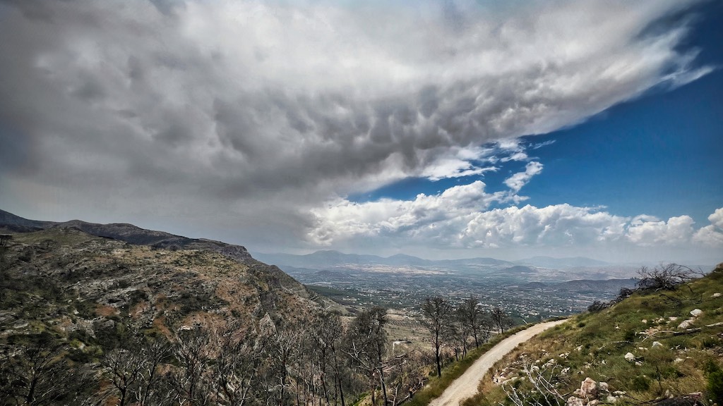 Chubascos convectivos en el Valle del Guadalhorce, se puede observar algunas protuberancias tipo mammatus en la nubosidad.
