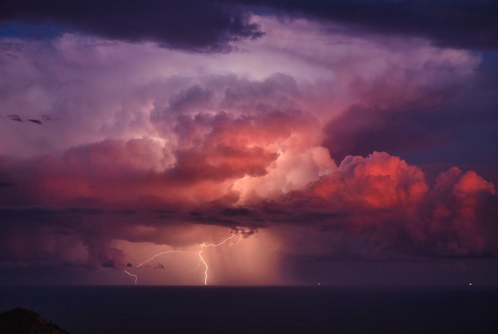 No podré jamás olvidar este momento, tormenta frente a las costas de Torremolinos y Benalmadena con dirección hacia  el Mar de Alborán, muy estática durante toda la tarde, soltando rayos muy seguidos, hacia el oeste coincidiendo con la puesta de sol, los cumulunimbus toman un color rosáceo.
