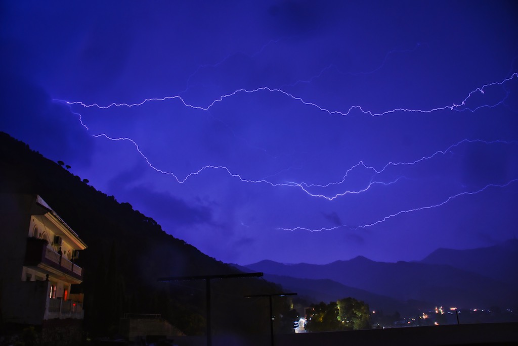 Un mes de octubre como los de antes por el sur de la provincia de Málaga,  rayos nube-nube
