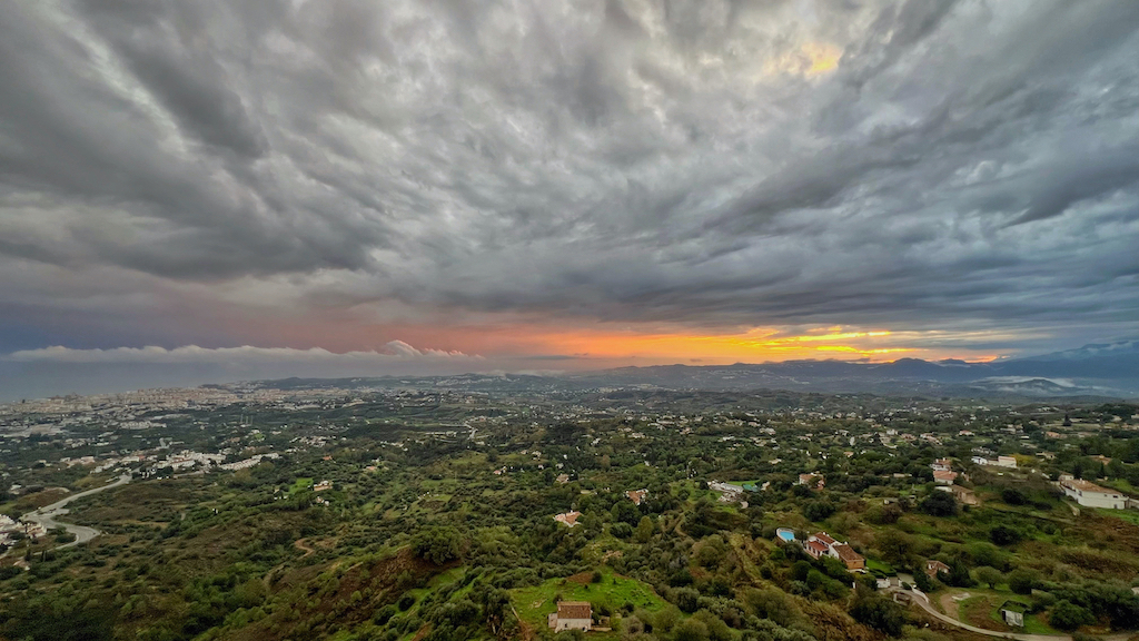 Después de una jornada lluviosa, al final de la tarde entre nubes negras, un pequeño claro se abre. El campo vuelve a estar verde después de un final de octubre y un principio de noviembre lluvioso.
