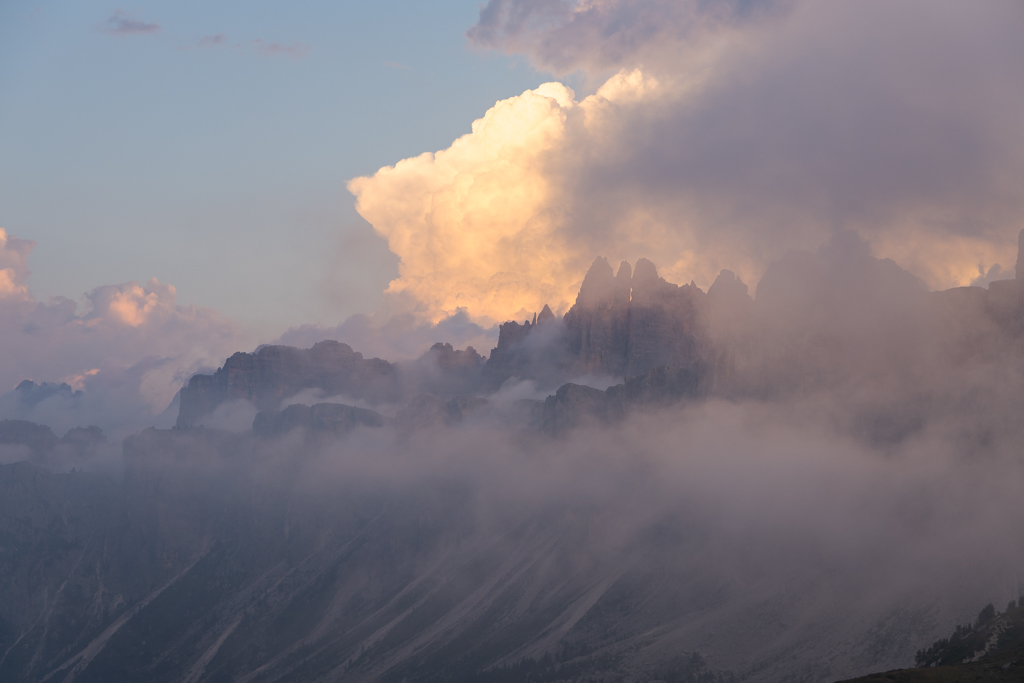 Nubes acariciando las montañas
Distintas formaciones nubosas acariciando los picos de estas montañas alpinas
